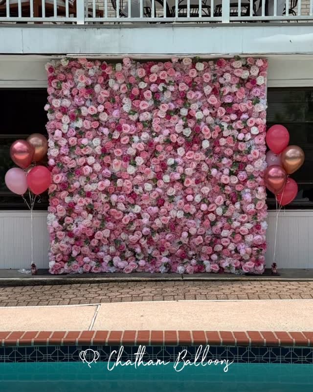 Pool and silk roses? 🌹 perfect combo for graduation celebration! 🌼
